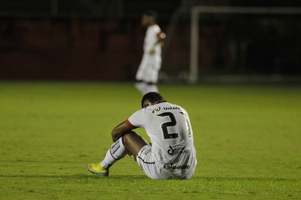 Vitória foi rebaixado e volta a jogar a Série C após 16 anos — Foto: Jhony Pinho/AGIF