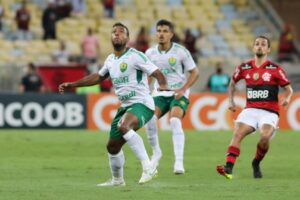 Goiás acerta contratação de volante, que estava no Cuiabá