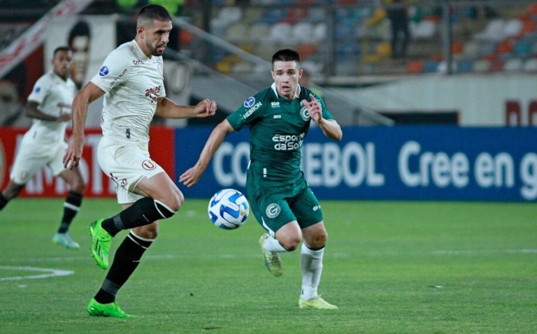 Argentino em ação diante do Universitario, do Peru, em Lima. Foto: Rosiron Rodrigues – Goiás EC