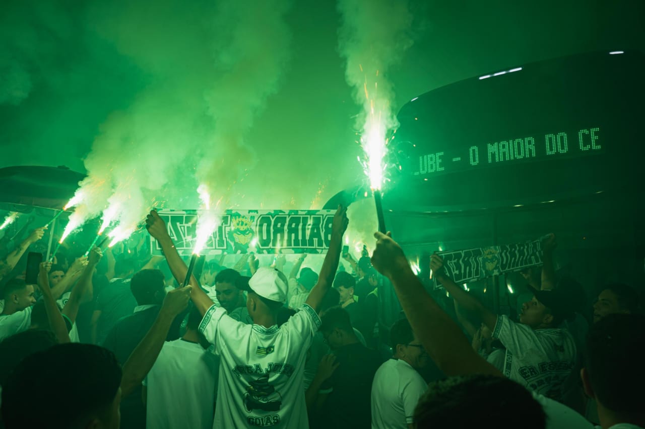 Torcedor joga sal grosso na Serrinha, e Goiás vence